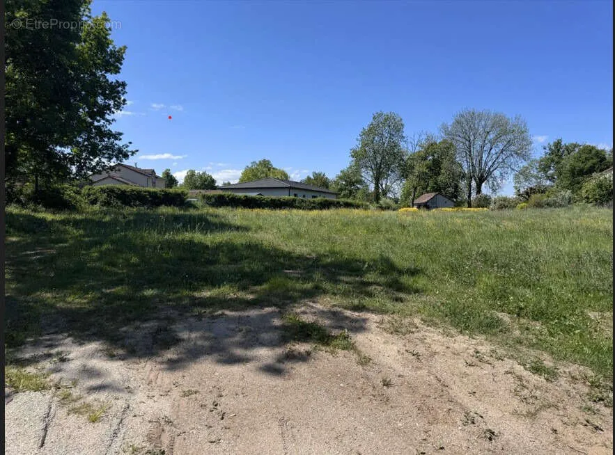 Jardin - Terrain Constructible à Jussac, 1600 m²