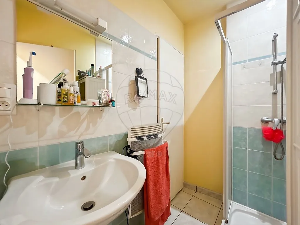 Salles de bain - Maison de 4 Chambres avec Garage à Proximité