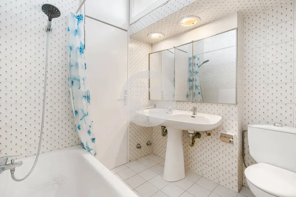Bathrooms - Spacious Flat with Terrace in Exclusive Barcelona