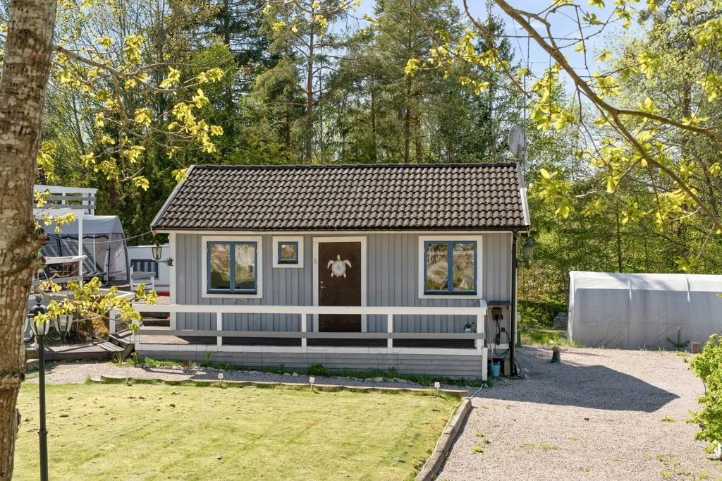 Esterno - Lake View Property with Multiple Houses in Nyköping