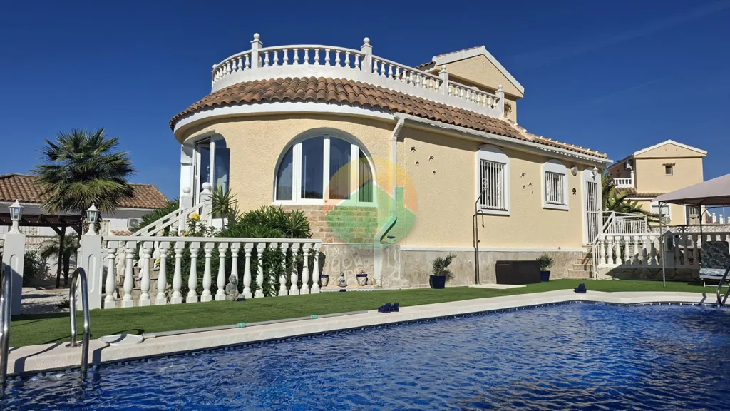 Piscina - South-Facing Villa with Pool in Camposol