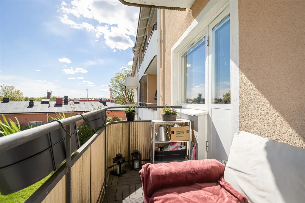 Balcon - Renovated Flat with South-Facing Balcony in Salabacksgatan