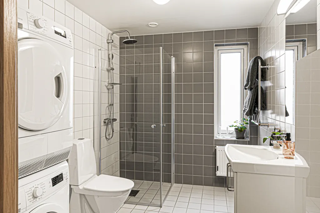 Vannitoad - Modern Apartment with South Balcony in Fredslyckan