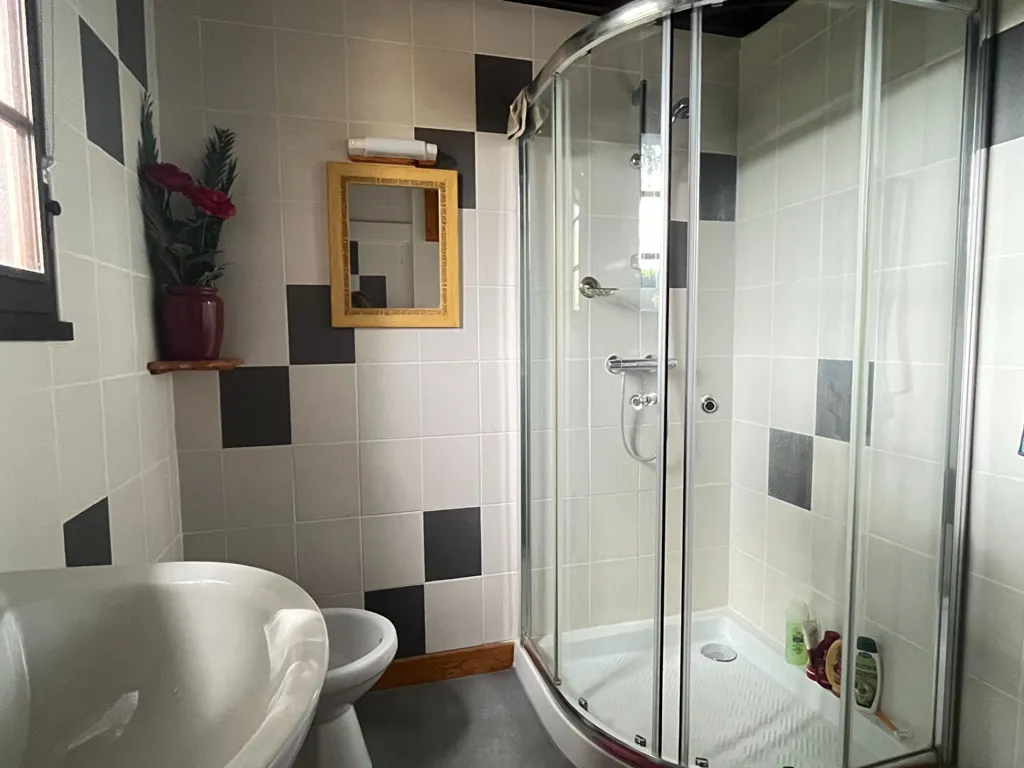 Salles de bain - Propriété Boisée au Bord d'un Ruisseau près de La Suze-sur-Sarthe