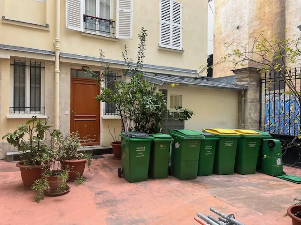 Jardin - Appartement 2 Pièces avec Cour Pavée à Paris 10ème