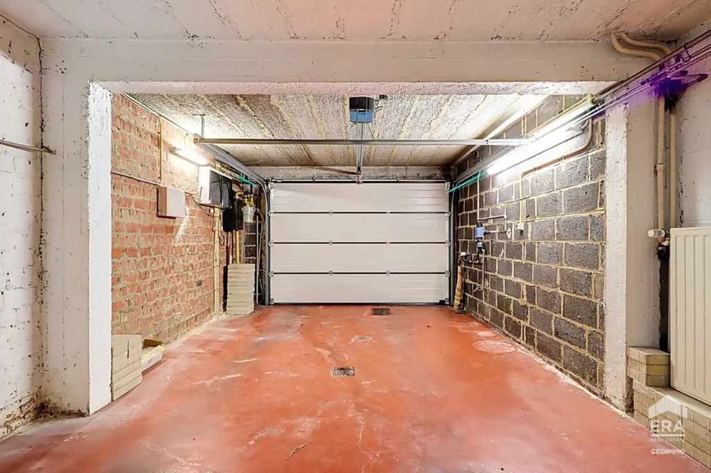 Garage - Split-Level House with Garden in Quiet Neighbourhood