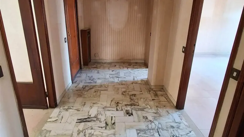 Esik - Apartment with Balconies in Piacenza