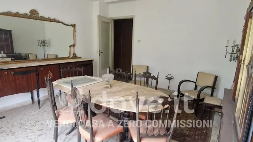 Söögituba - Three-Bedroom Apartment with Balcony in Messina