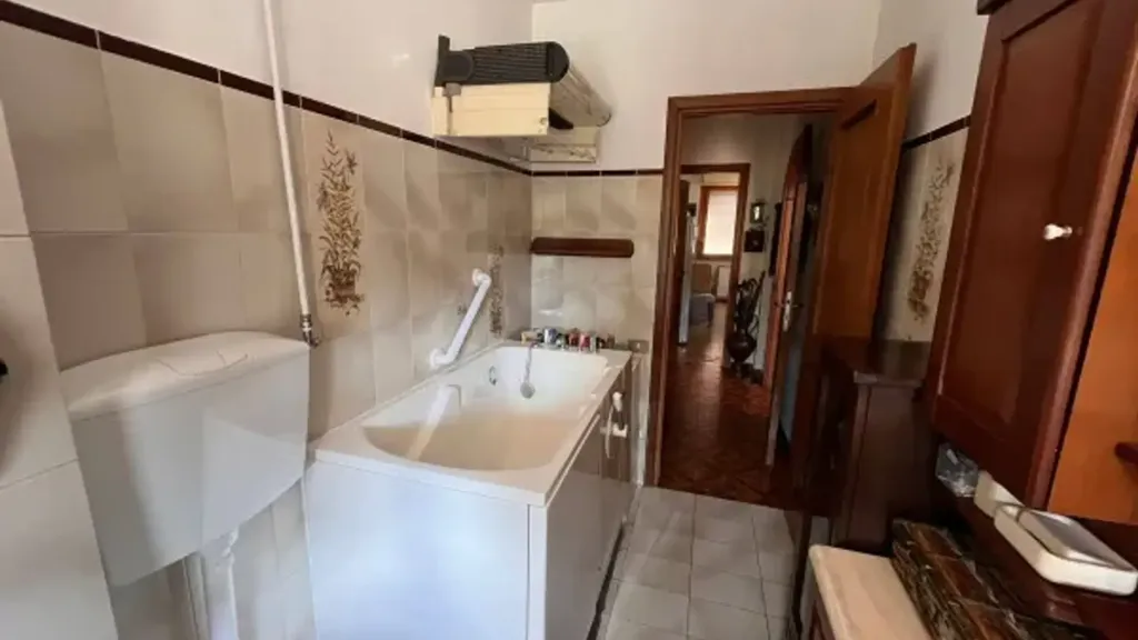 Bathrooms - Apartment with Balcony in Rome 70