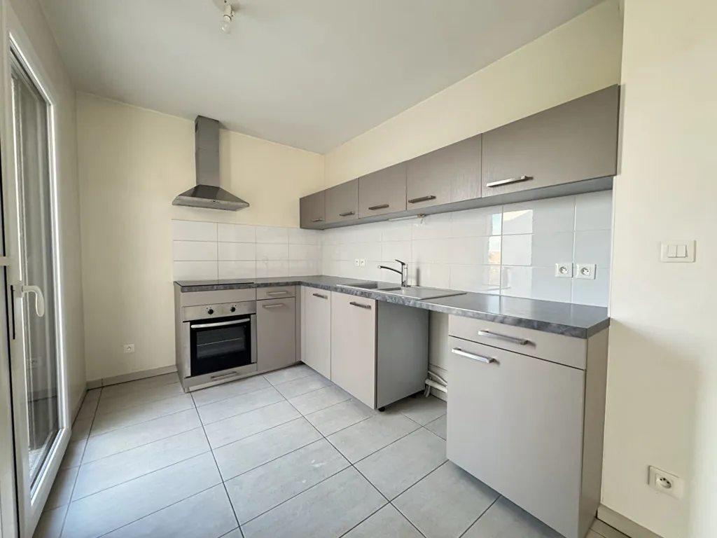 Köök - 3-Bed Apartment with Balcony in Périgny