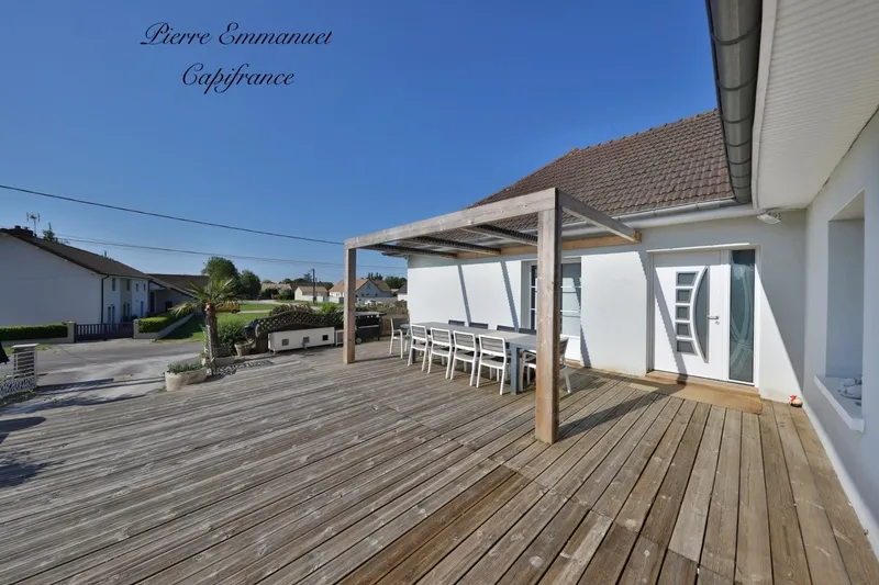 Terrasse - Villa Contemporaine avec Piscine à Saint-Ambreuil