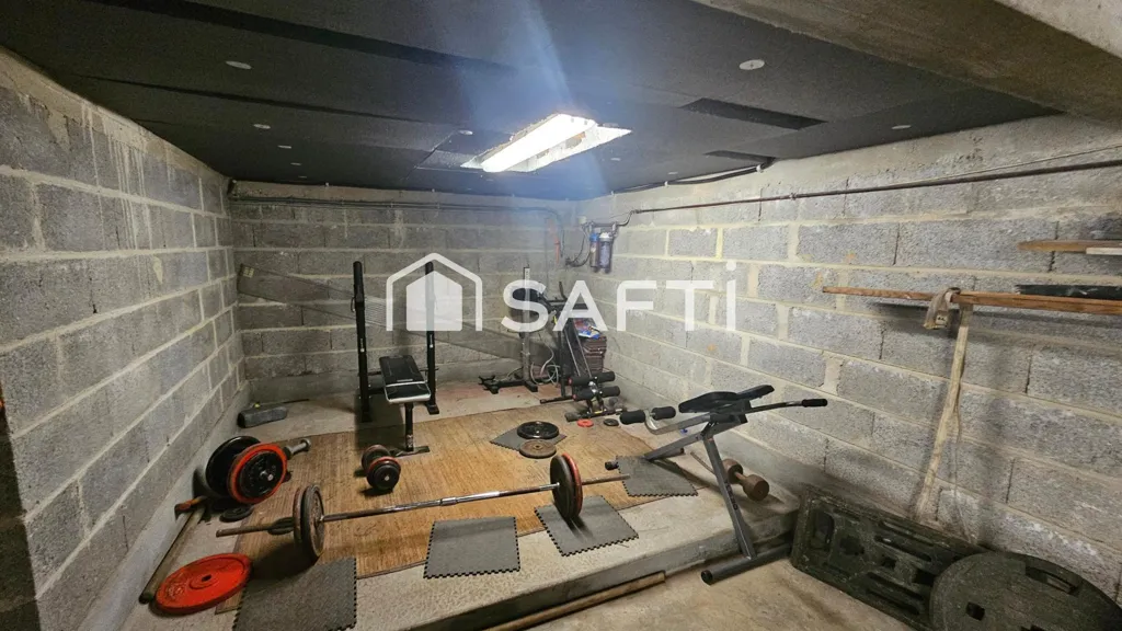 Garage - Maison avec jardin et 3 chambres à Beauficel-en-Lyons