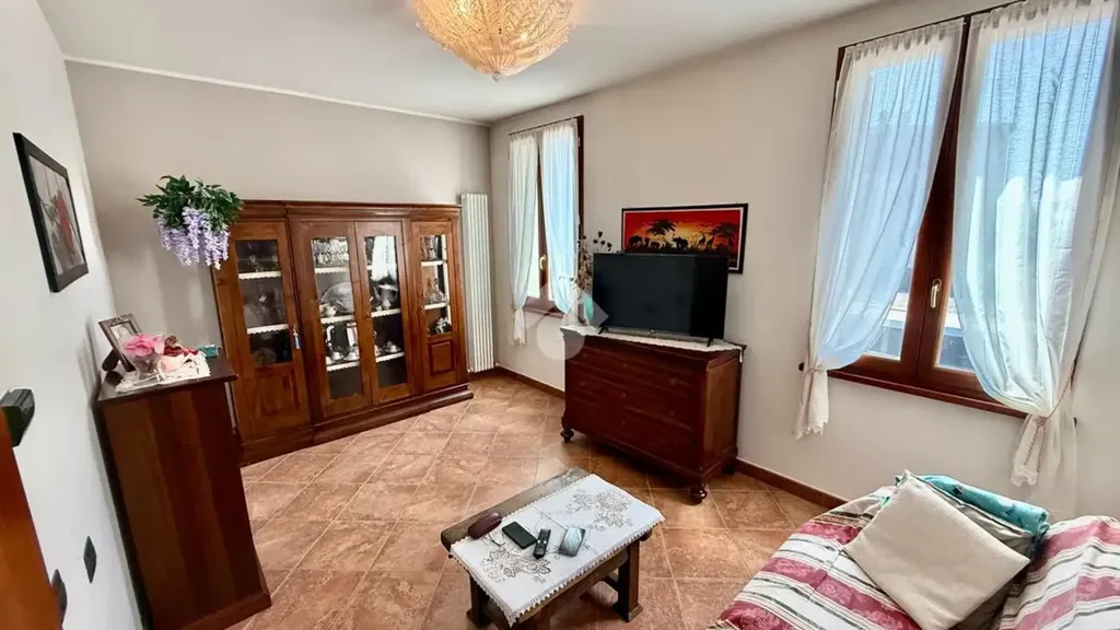 Elutuba - Two-Storey Apartment with Balcony in Guastalla