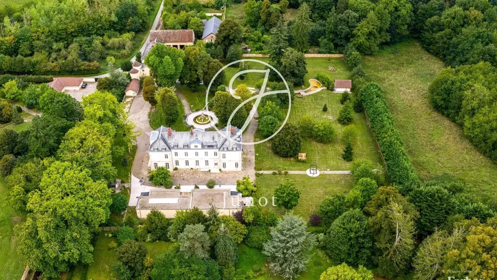 Õhuvaade - Château with Pool and 16 Bedrooms in Poigny