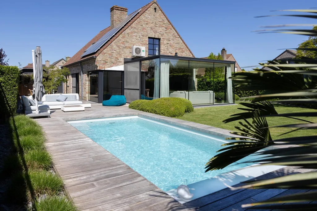 Piscine - Maison Rénovée avec Piscine à Sint-Eloois-Winkel