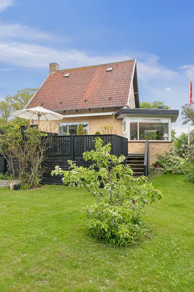 Jardin - Classical Villa with Bay View in Kerteminde
