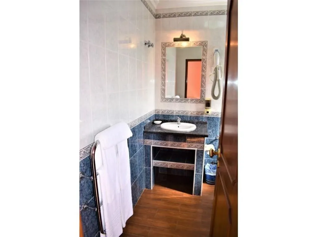 Bathrooms - Luxury Hotel with Pool in Estoril, Cascais