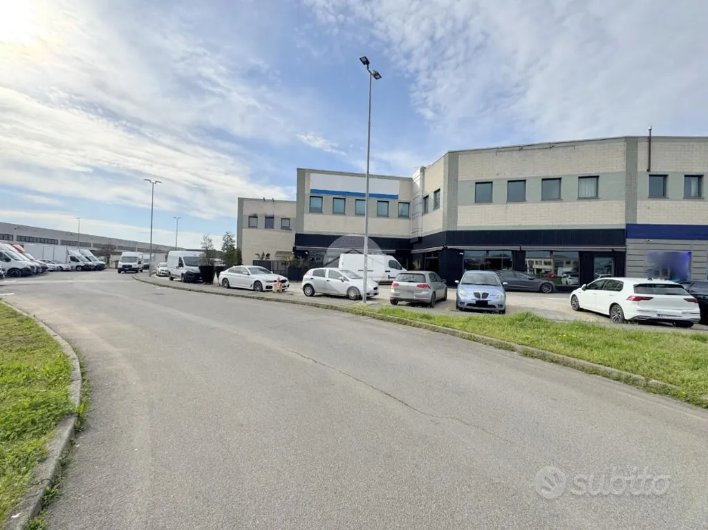 Välivaade - Office with Parking in Cazzago San Martino