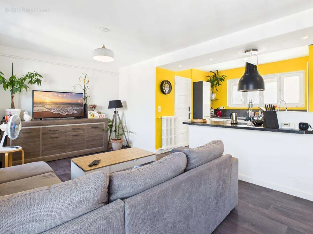Séjour - Appartement T3 avec Balcon au Quartier Châteauvert à Valence