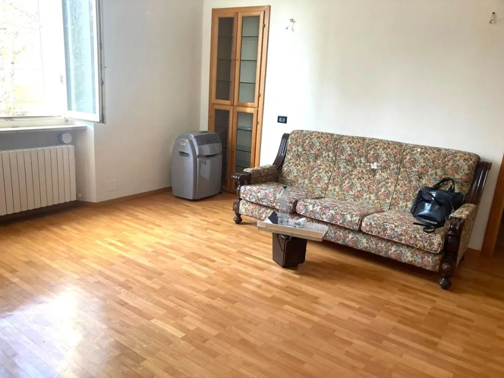 Soggiorno - Appartamento ristrutturato con parquet a Ancona
