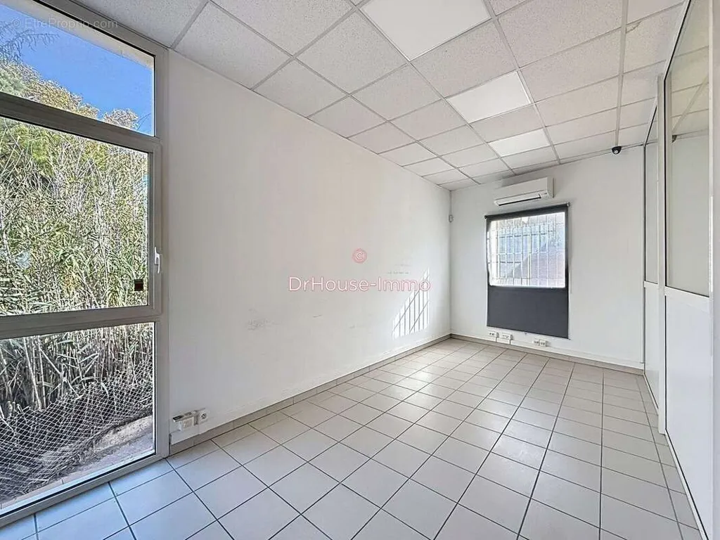 Bureau - Local Professionnel avec Visibilité à Marseille 15e