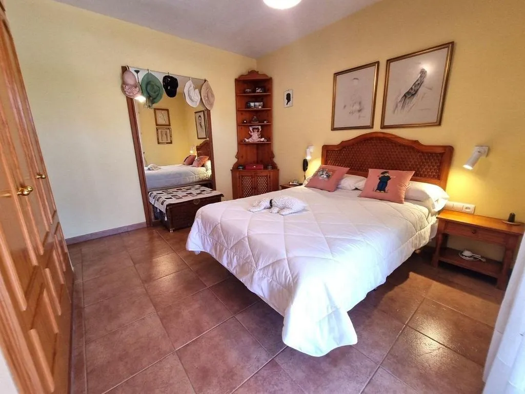 Magamistoad - Corner Luxury House with Pool Potential in San Pedro