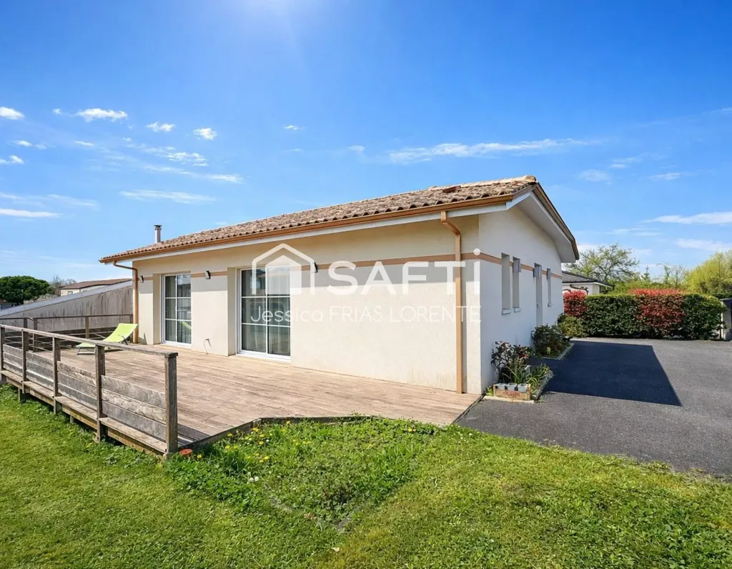 Garden - Modern House with Terrace in Pompignac
