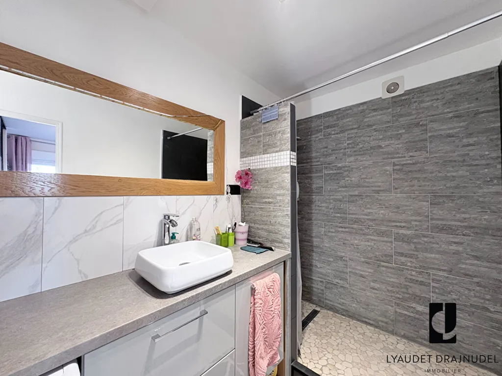 Salles de bain - Maison avec Jardin Paysagé et Piscine à Renaison