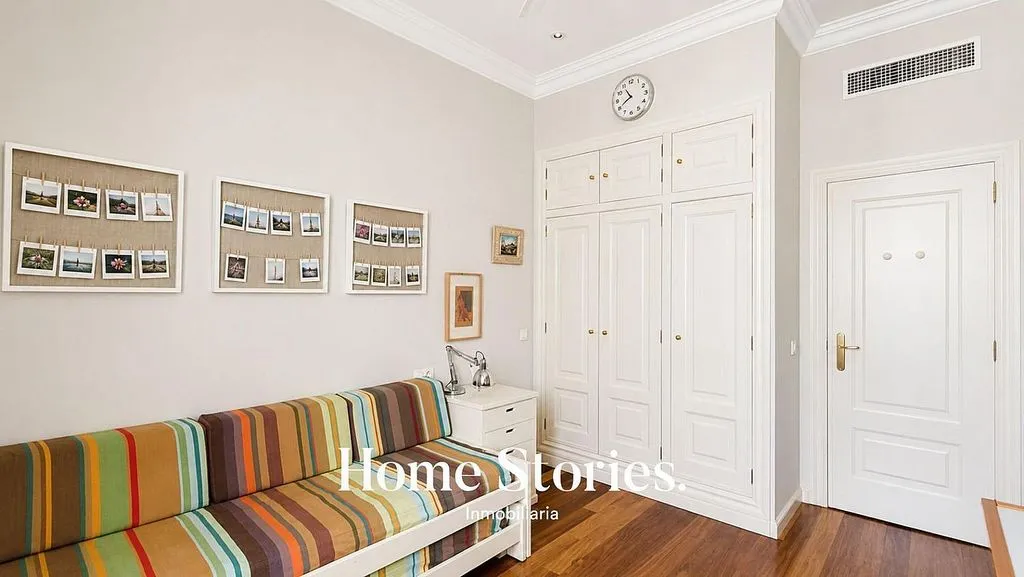 Esik - Furnished Flat with Balcony in Valencia