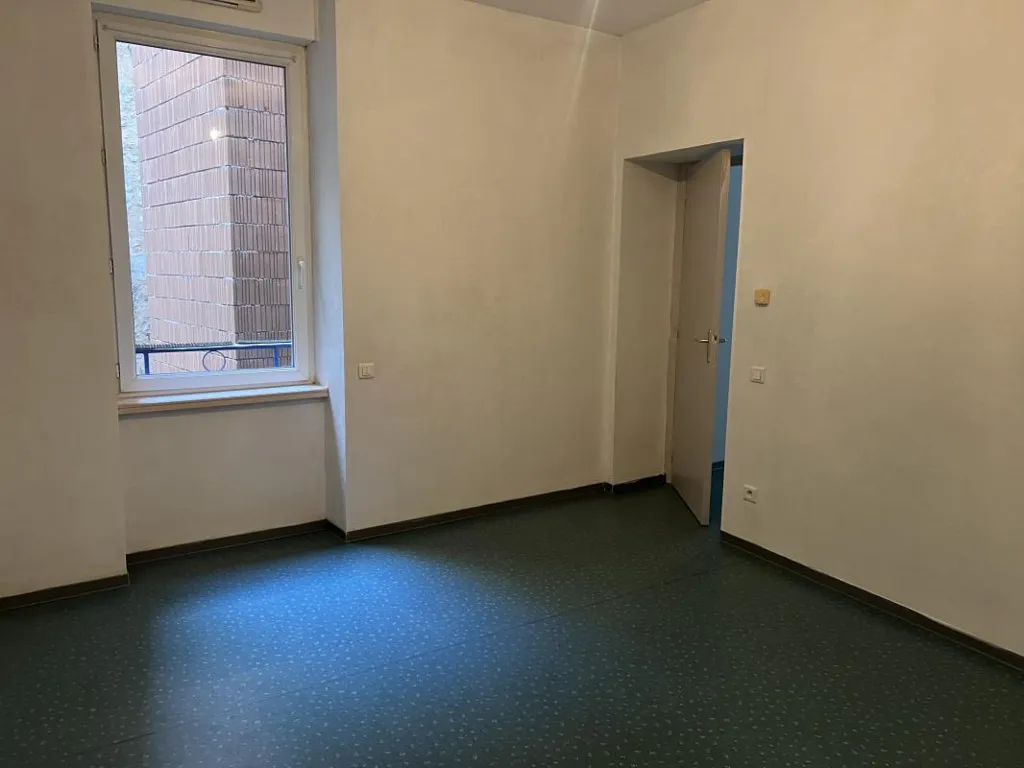 Pièces - Appartement Ensoleillé avec Ascenseur en Centre-Ville