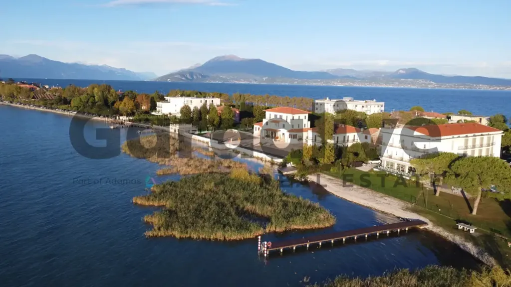 Lakefront Bilocale with Garden in Sirmione