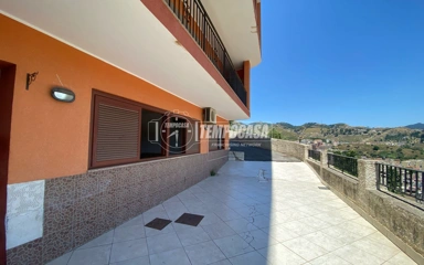 Terrasse - Ground Floor Apartment with Private Parking in Messina