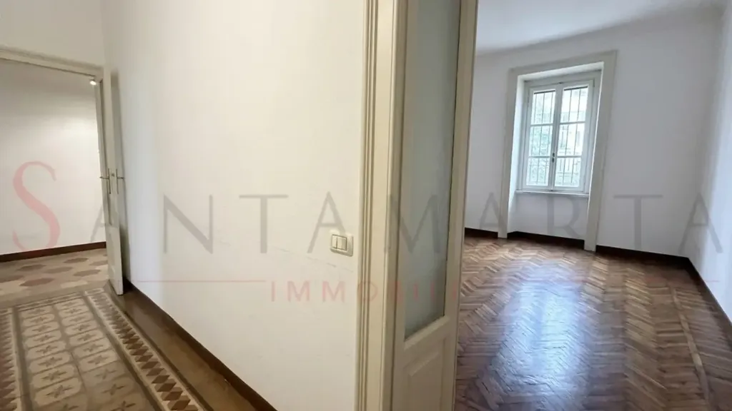 Esik - Rented Triplex with Parquet Floors in Milan