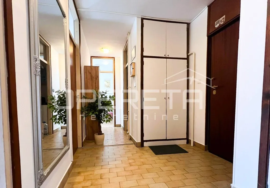 Hallway - Apartment with Balcony in Staro Brestje, Zagreb