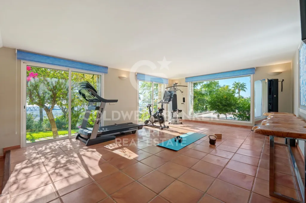 Toad - Contemporary Mediterranean Villa with Panoramic Views in Benahavís
