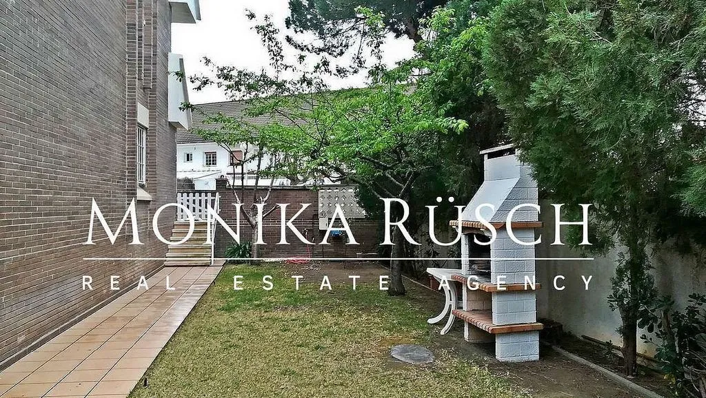 Aed - Twin-Storey House with Pool in Castelldefels
