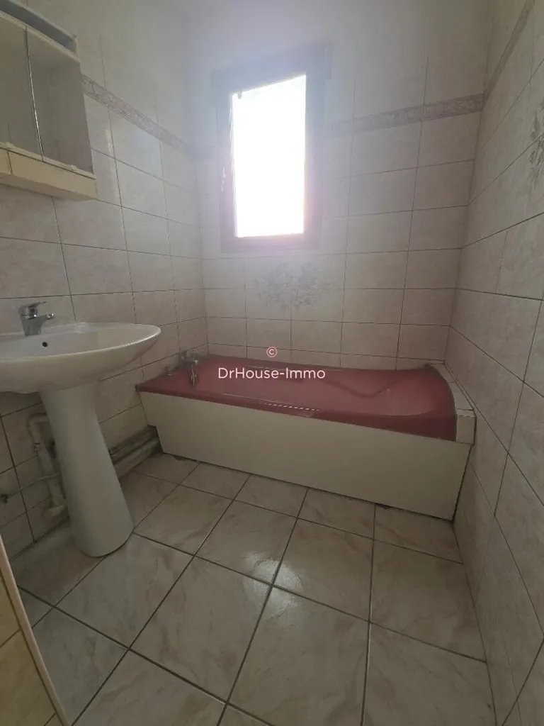 Salles de bain - Maison de Plain-Pied avec Jardin à Gravigny