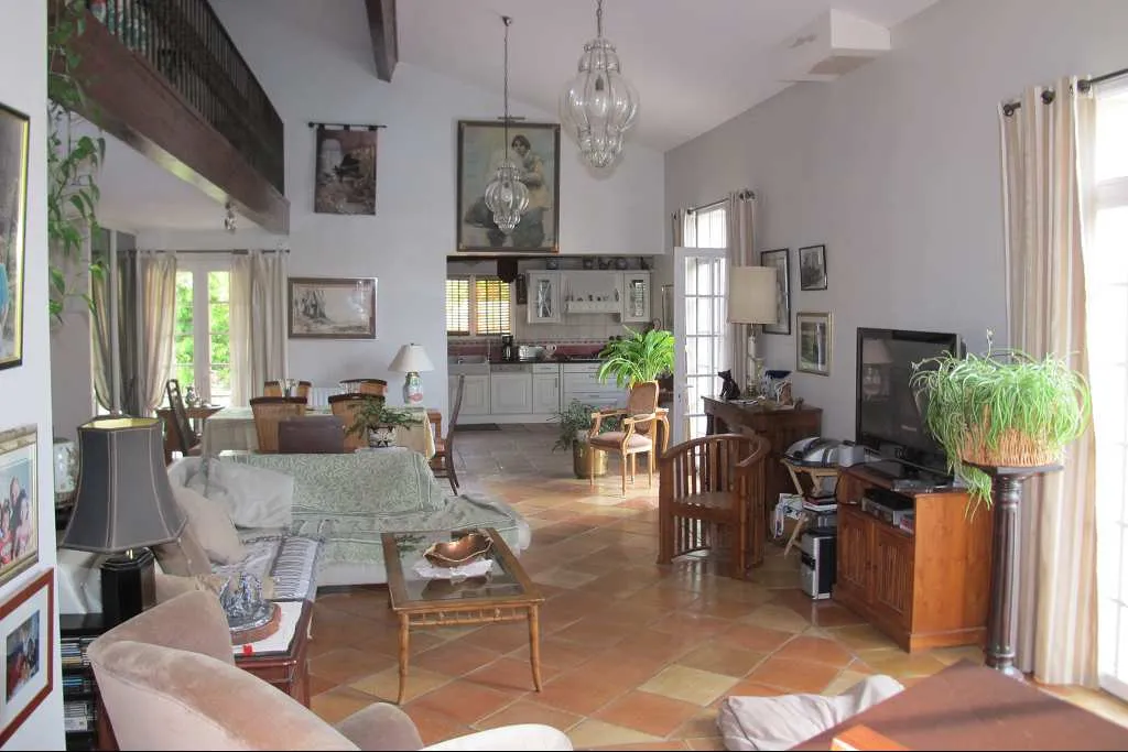 Living Room - Spacious House with Pool in Toulouse