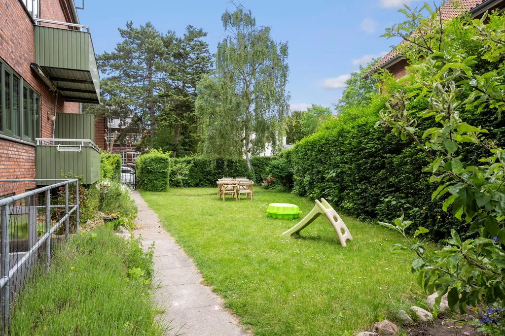 Jardin - Charming 3-Bedroom Flat with Balcony in Ordrup