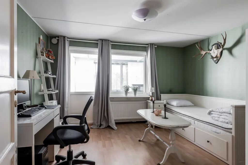 Kabinet - Two-Storey Villa with Garden in Hovsta
