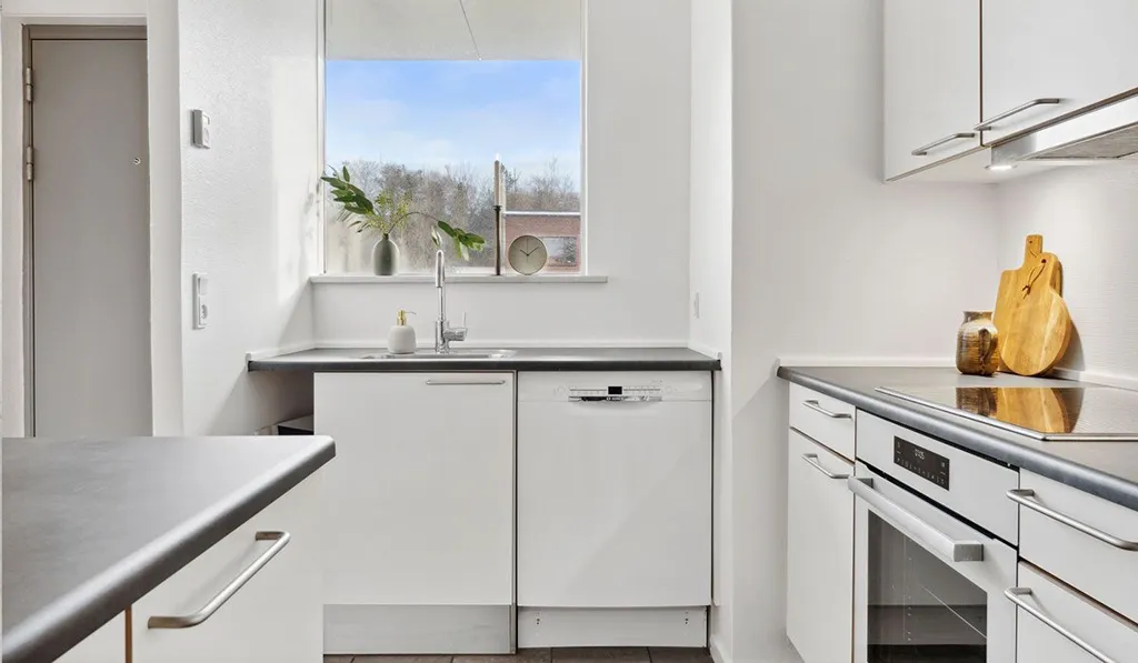 Köök - Spacious Apartment with Free Parking in Højbjerg