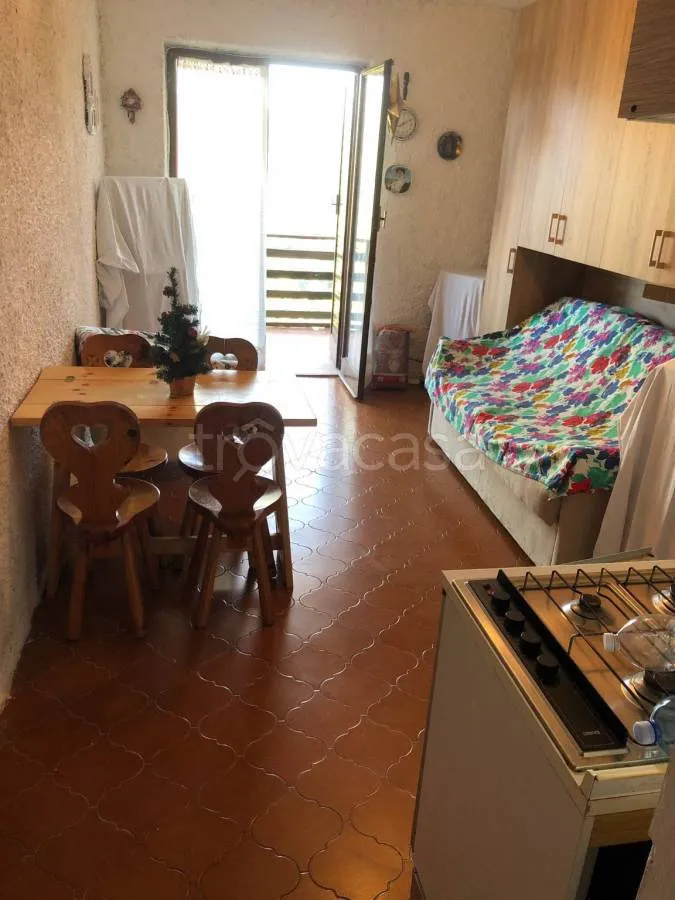 Salle à manger - Studio Apartment with Balcony in Roburent