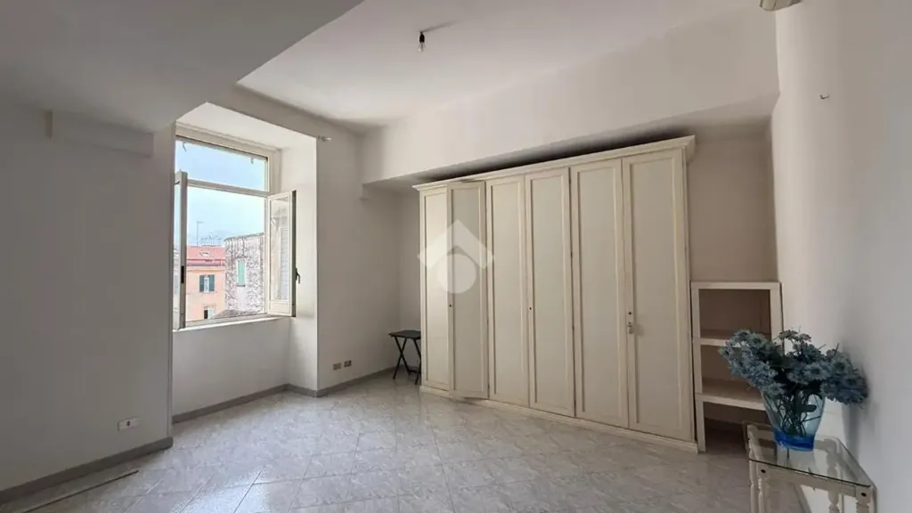 Pièces - Multistorey Apartment with Central Location in Naples