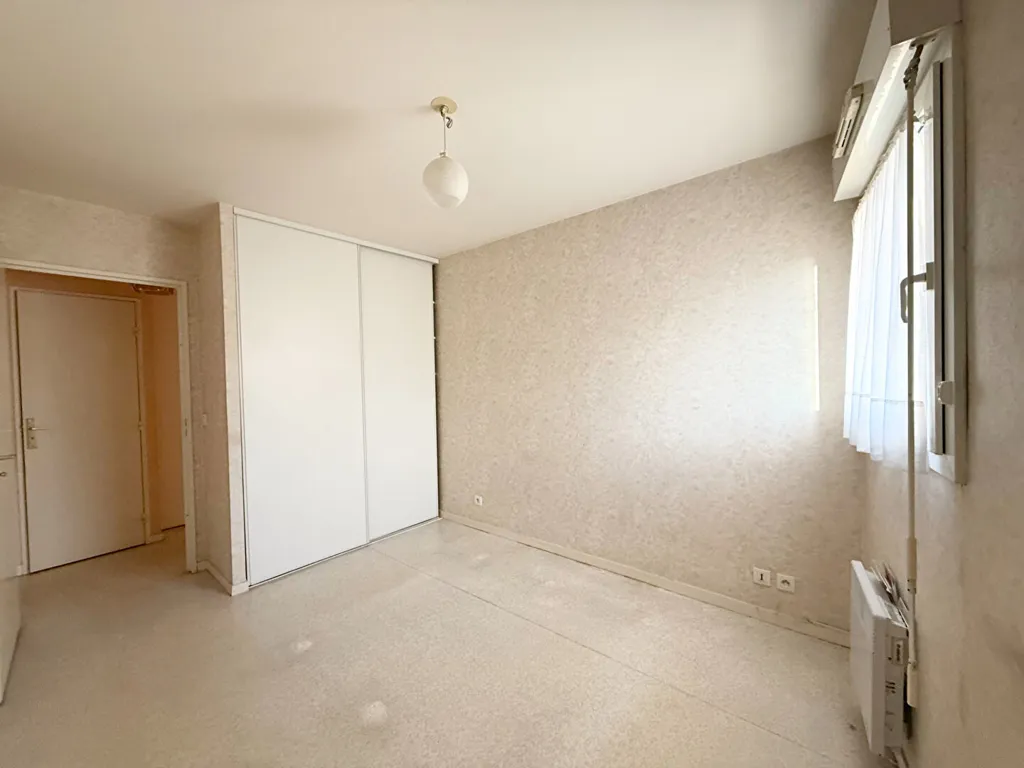 Toad - Bright 3-Bed Flat with Balcony in Neuvy Centre