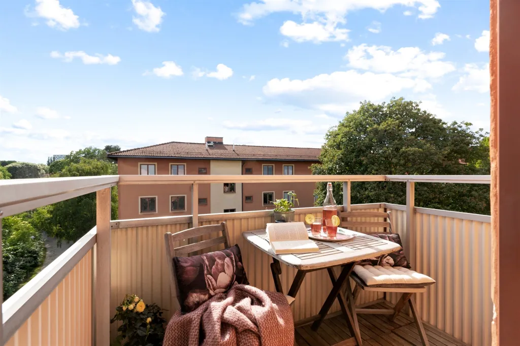 Balcon - Modern Flat with South-Facing Balcony in Riksby