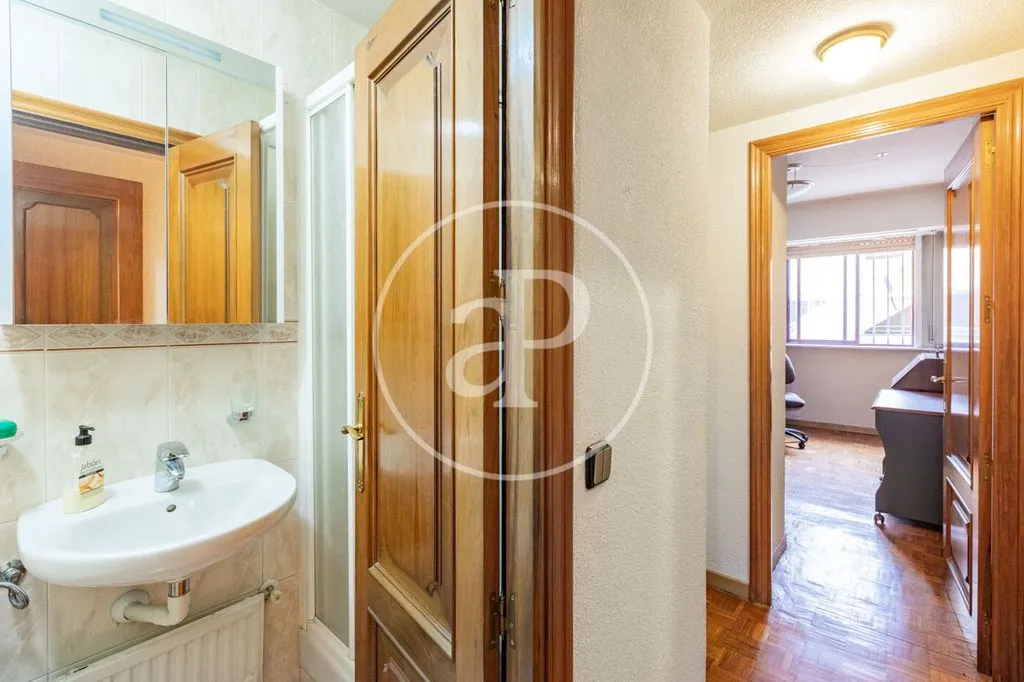 Vannitoad - Luxury Apartment with River Views in Madrid