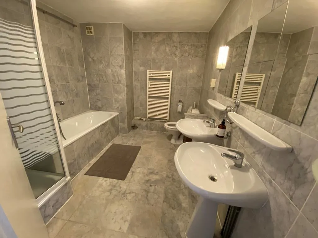 Salles de bain - Monumental Canal-View Apartment in Amsterdam
