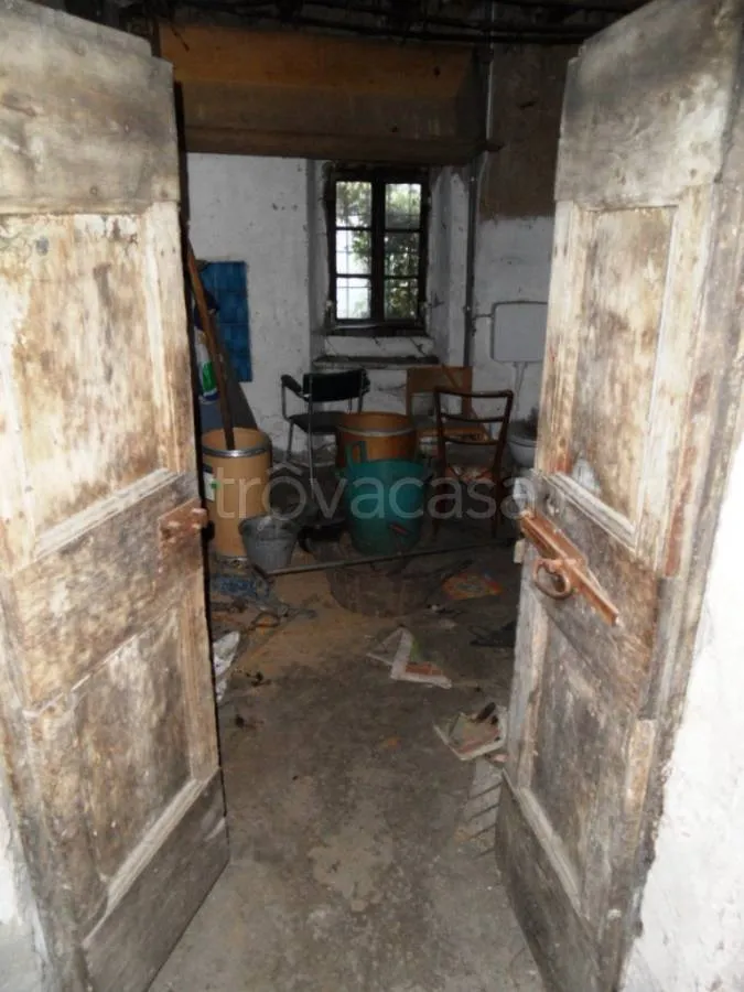 Entrée - Rustic Property with Balcony in Colico