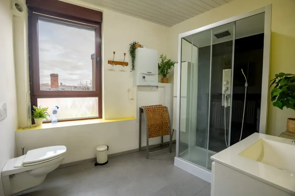 Salles de bain - Chambre Partagée avec Jardin dans Maison Agréable