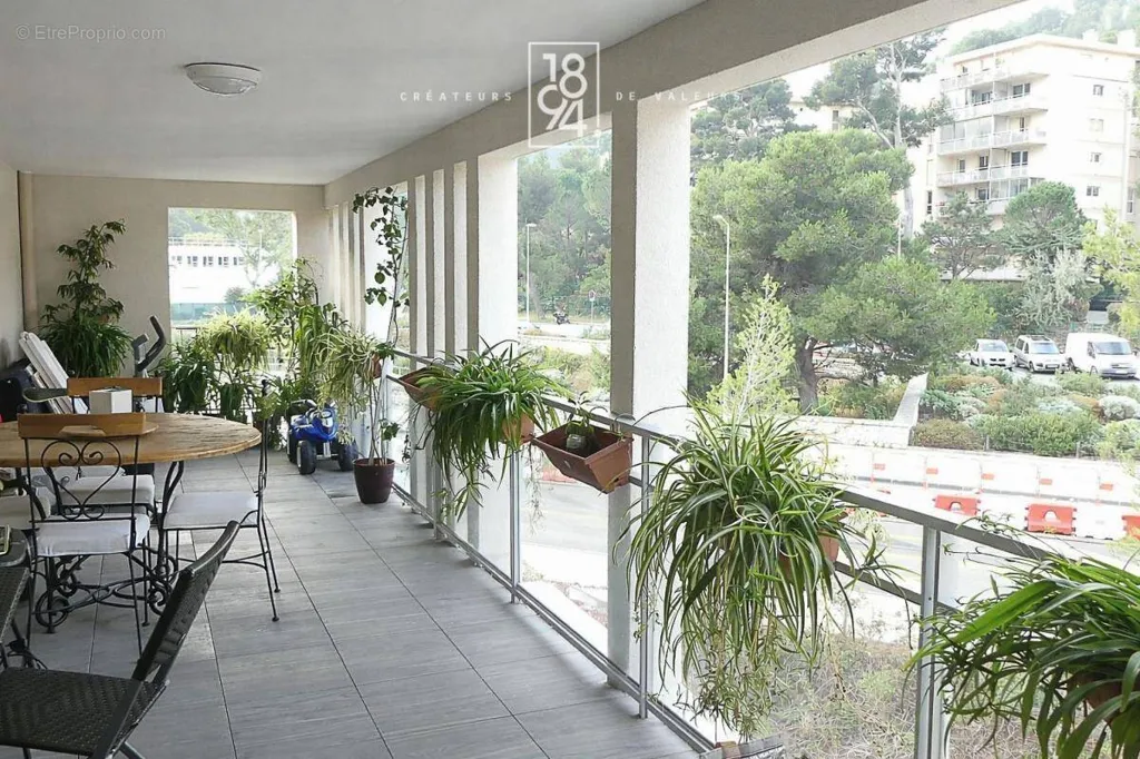 Balcone - Contemporary Apartment with Terrace in Le Redon